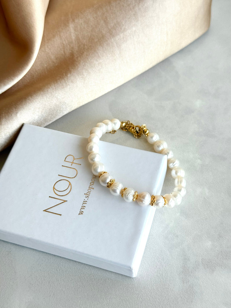 Pearl Bracelet with Gold Details