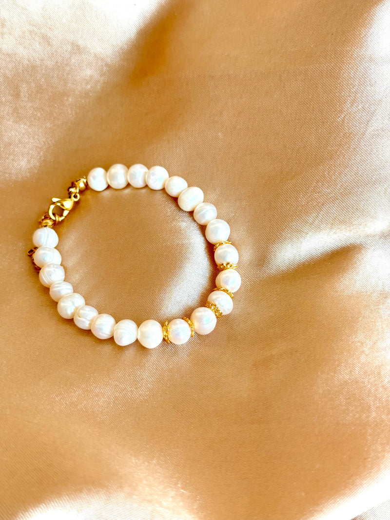 Pearl Bracelet with Gold Details