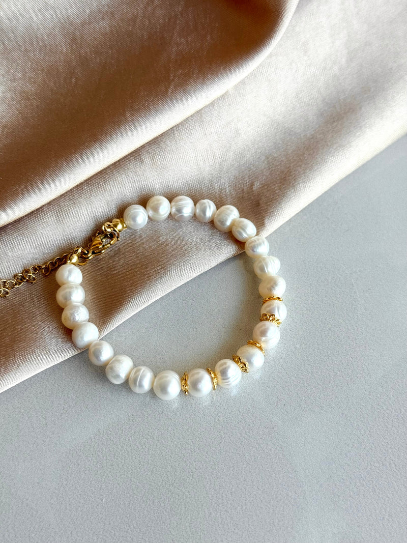 Pearl Bracelet with Gold Details