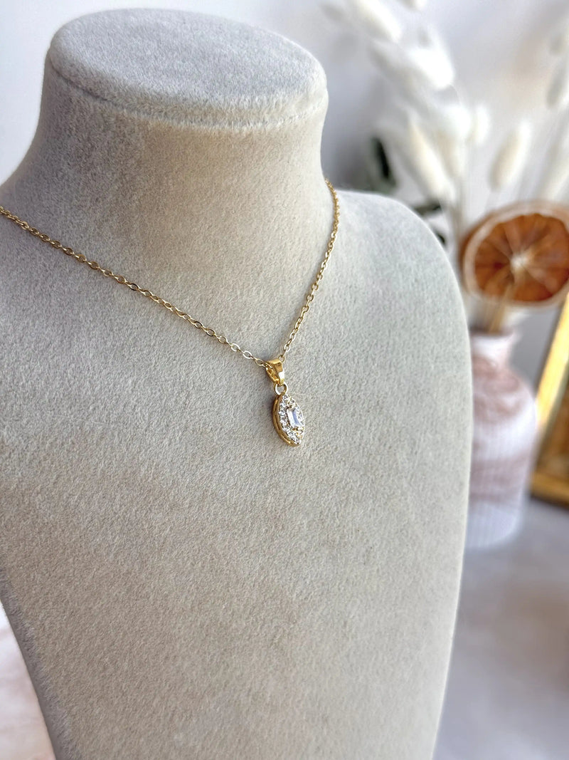 Minimal Oval Stone Necklace