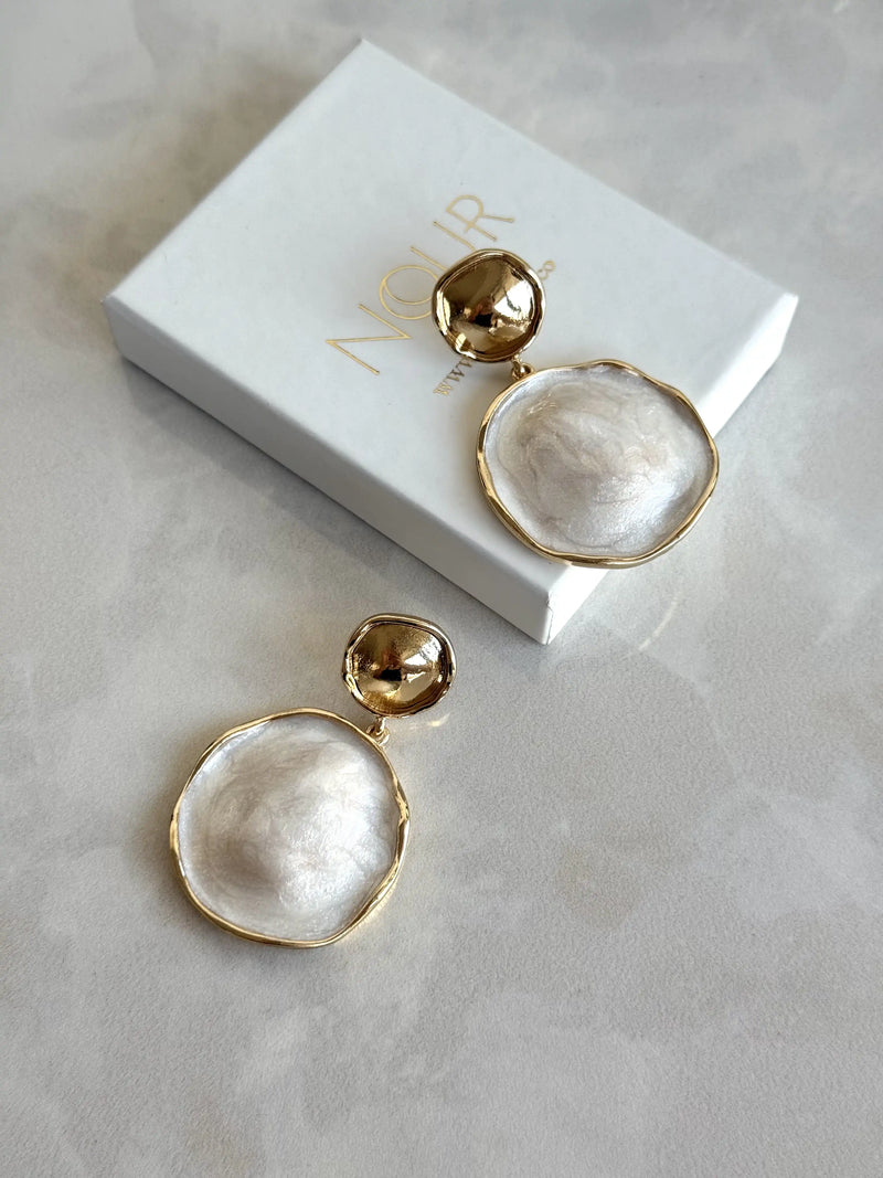 Mother-of-Pearl Round Earrings