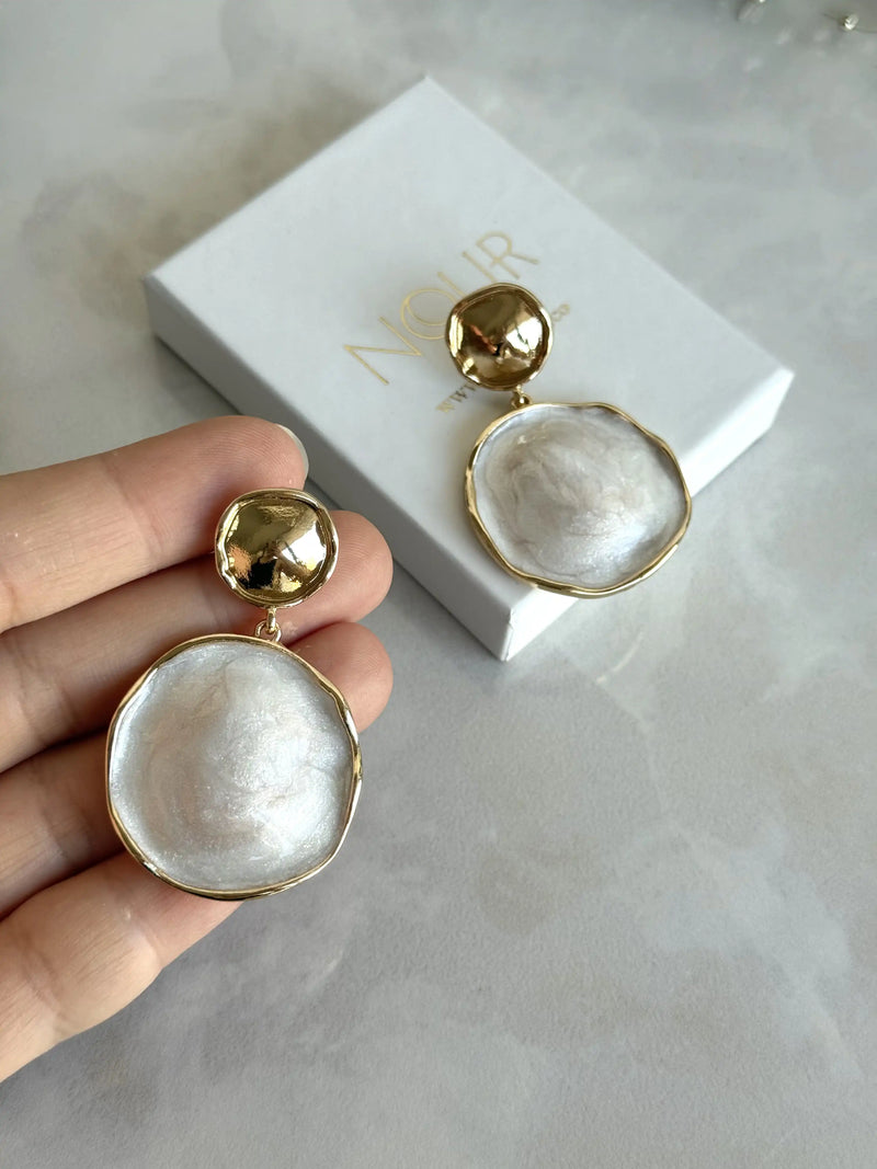 Mother-of-Pearl Round Earrings