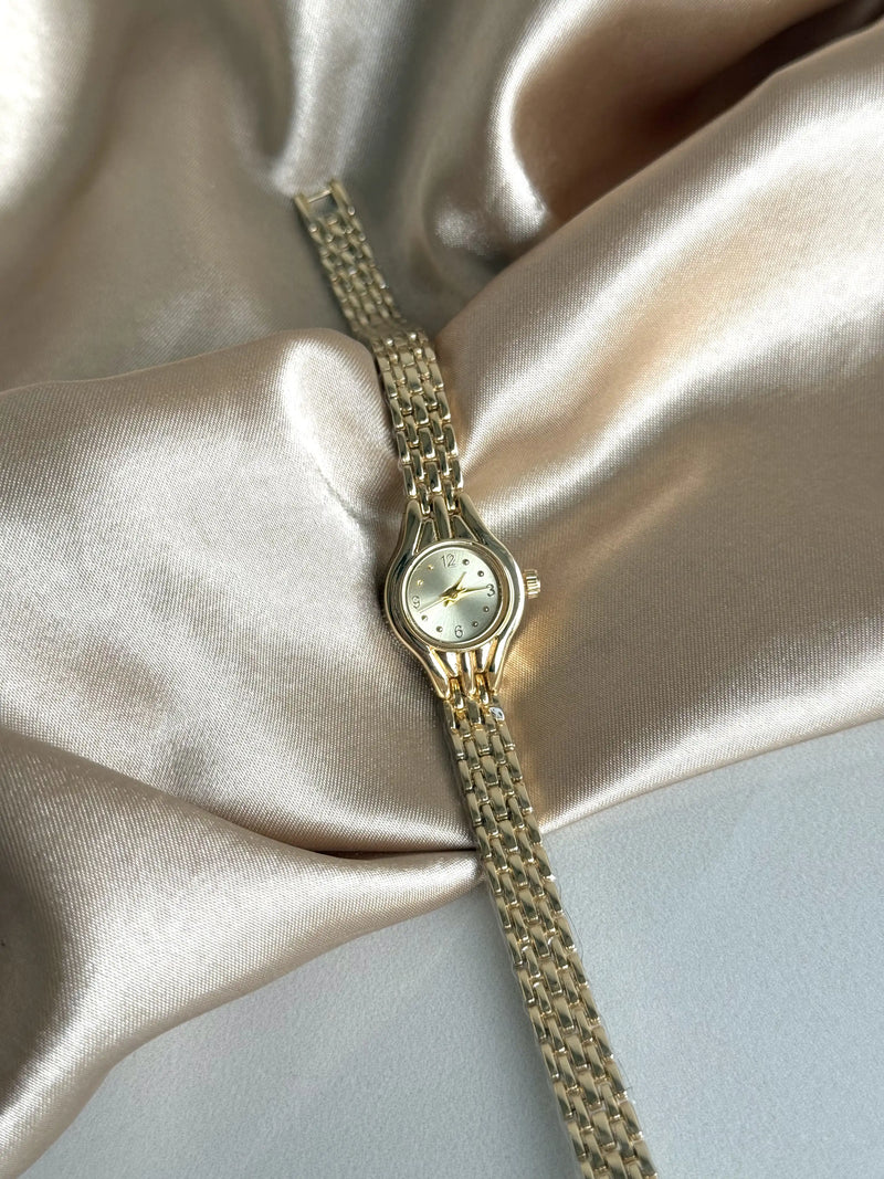 Minimalist Round Vintage Clock